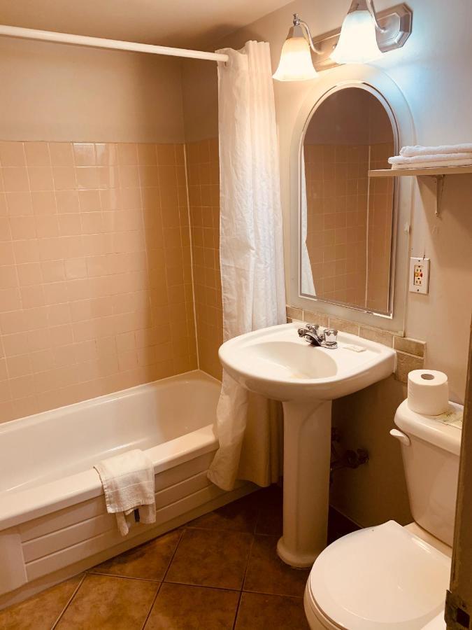 Red Carpet Inn & Suites YYC 외부 사진